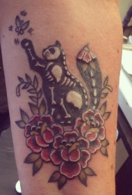 手臂彩色猫与骨骼和花朵纹身图案