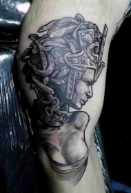 手臂令人印象深刻的黑白性感美杜莎纹身图案