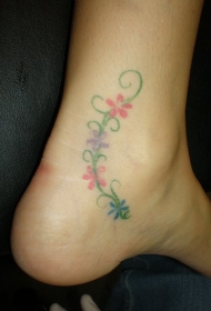 彩色花朵和绿色藤蔓脚踝纹身图案