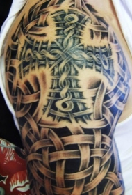 大臂编织十字架和凯尔特结纹身图案