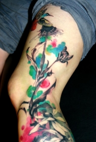 大腿水彩风格彩色盛开的花朵与小鸟纹身图案