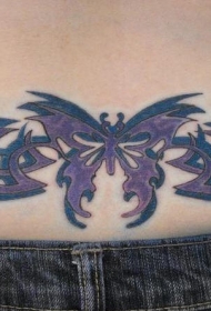 腰部黑色和紫色的蝴蝶纹身图案