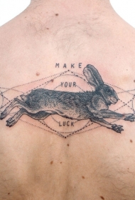 背部雕刻风格黑色的兔子和几何纹身图案