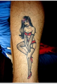 手臂上的红色比基尼女孩纹身图案