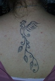 背部黑色藤蔓组合小鸟纹身图案