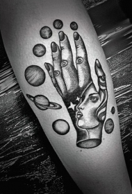 手臂个性的点刺手结合人像与行星纹身图案