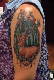 手臂美丽的自然彩色鹿与浆果纹身图案