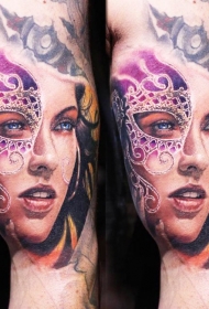 大臂漂亮的彩色蒙面女人肖像纹身图案