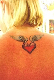 背部小翅膀和红色心形纹身图案
