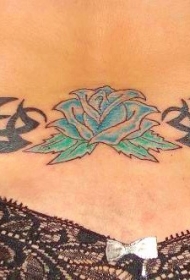 背部黑色部落图腾与蓝色花卉纹身图案