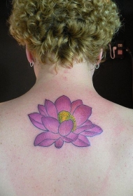 背部温柔的紫色莲花纹身图案