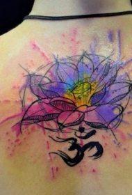 背部水彩莲花与字符纹身图案