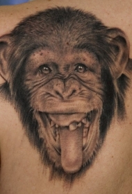 背部灰色的笑脸黑猩猩头像纹身图案