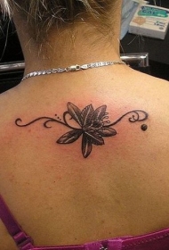 背部黑色花朵与华丽藤蔓纹身图案