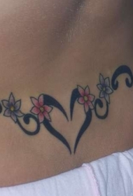 腰部心形和花朵纹身图案
