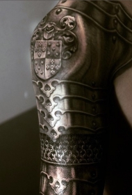 手臂惊人的非常逼真中世纪盔甲纹身图案
