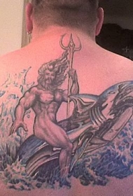 男性背部海神鲸鱼和三叉戟纹身图案