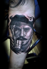 手臂写实的黑白喝水的水手肖像纹身图案
