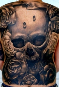 背部超写实的骷髅和玫瑰纹身图案