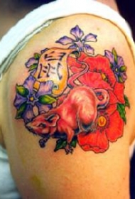 亚洲彩色花朵和大鼠纹身图案