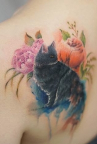 背部彩色美丽的猫与花朵纹身图案