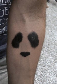小臂逼真的黑色熊猫脸纹身图案