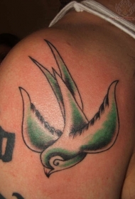 肩部的绿色燕子纹身图案