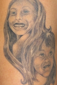 背部黑色的小孩子画像纹身图案