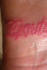 手腕美丽的粉红色英文字母纹身图案