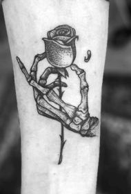 小臂点刺风格黑色骷髅手拿着玫瑰纹身图案