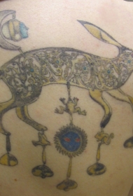 有趣的设计野兔与悬挂元素背部纹身图案