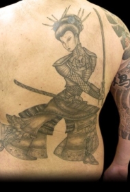 背部艺妓严酷的战斗纹身图案