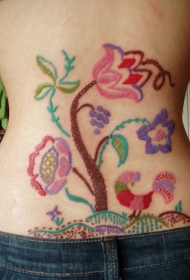 腰部彩色的拼凑花朵树纹身图案