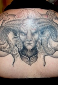 背部黑灰羊角怪物和树叶纹身图案