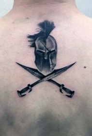 背部简单的黑色斯巴达头盔和交叉的剑纹身图案
