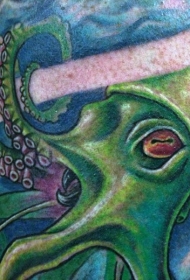 有趣的绿色鱿鱼手臂纹身图案