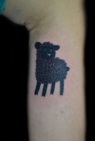 手臂上的黑色卷毛小绵羊纹身图案