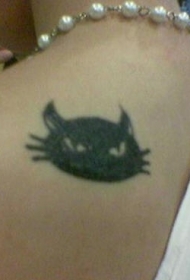 背部黑色狡猾的猫纹身图案