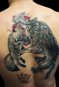 背部惊人的写实风格彩色狼与狐狸血腥纹身图案