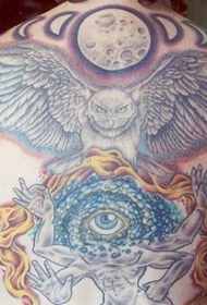 背部奇幻的眼睛与猫头鹰和月亮纹身图案
