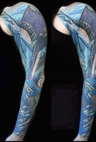 手臂非常漂亮的多彩鱼纹身图案