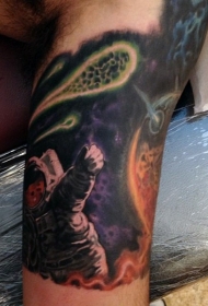 伟大的彩色宇航员和太空手臂纹身图案