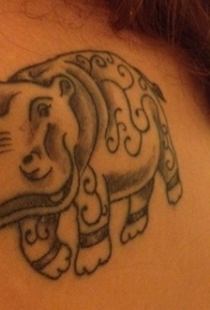 背部不寻常的灰色河马纹身图案