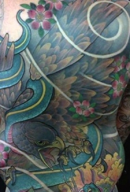 满背彩色的鹰和花卉纹身图案