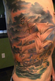 侧肋好看的彩色海盗帆船纹身图案