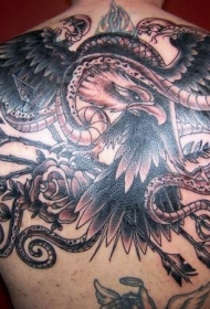 背部黑白大鹰结合蛇和箭纹身图案