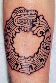 黑色的阿兹台克图腾蛇咬自己的尾巴纹身图案