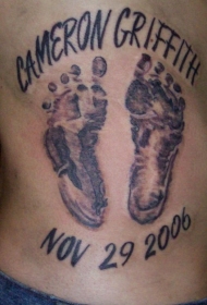 背部孩子的脚印与出生日期纹身图案