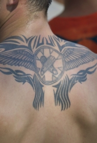 男性背部的黑色部落翅膀纹身图案