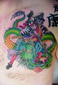 胸部武士与绿色龙战斗纹身图案